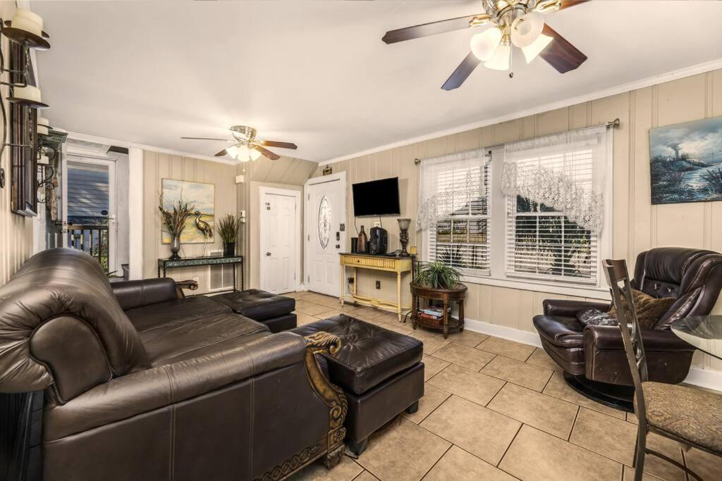 Dazzling Centrally Located Ocean View W 2 Kings, Huge Private Yard, 2 Decks, Firepit, Bbq شاطئ ميرتل المظهر الخارجي الصورة