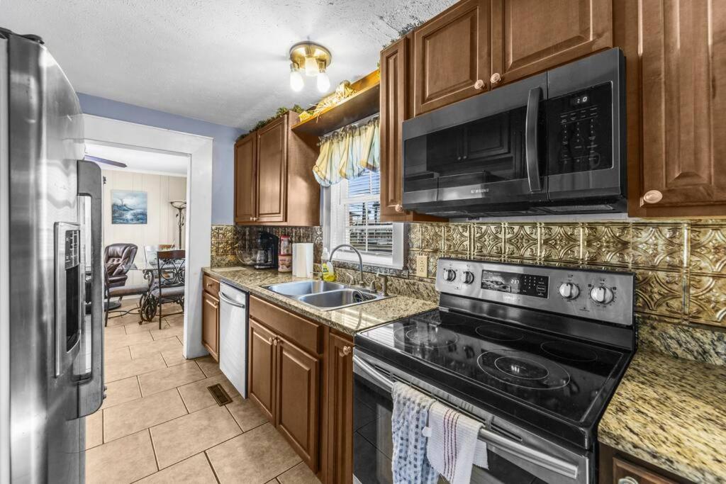Dazzling Centrally Located Ocean View W 2 Kings, Huge Private Yard, 2 Decks, Firepit, Bbq شاطئ ميرتل المظهر الخارجي الصورة