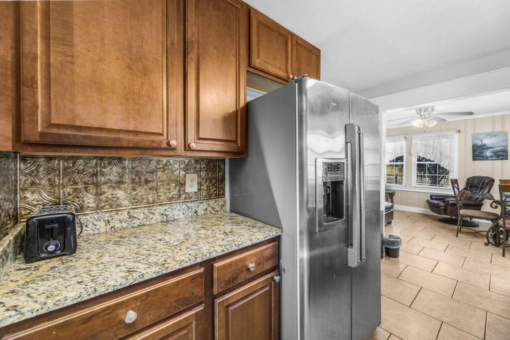 Dazzling Centrally Located Ocean View W 2 Kings, Huge Private Yard, 2 Decks, Firepit, Bbq شاطئ ميرتل المظهر الخارجي الصورة