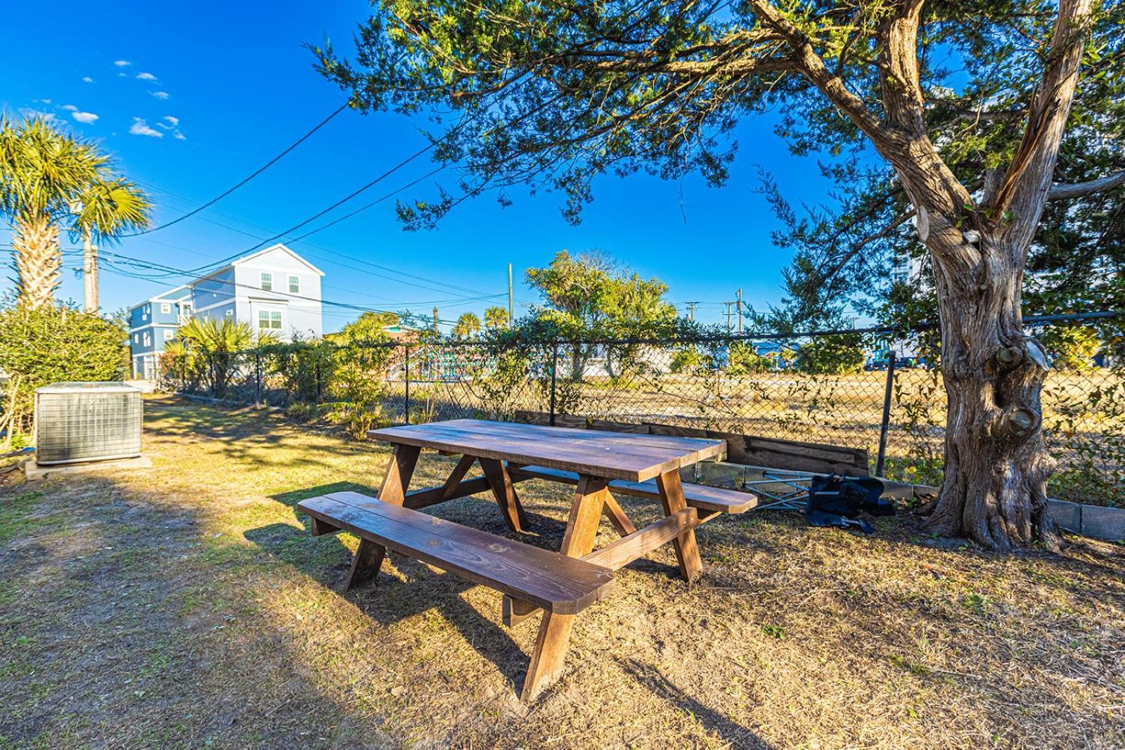 Dazzling Centrally Located Ocean View W 2 Kings, Huge Private Yard, 2 Decks, Firepit, Bbq شاطئ ميرتل المظهر الخارجي الصورة